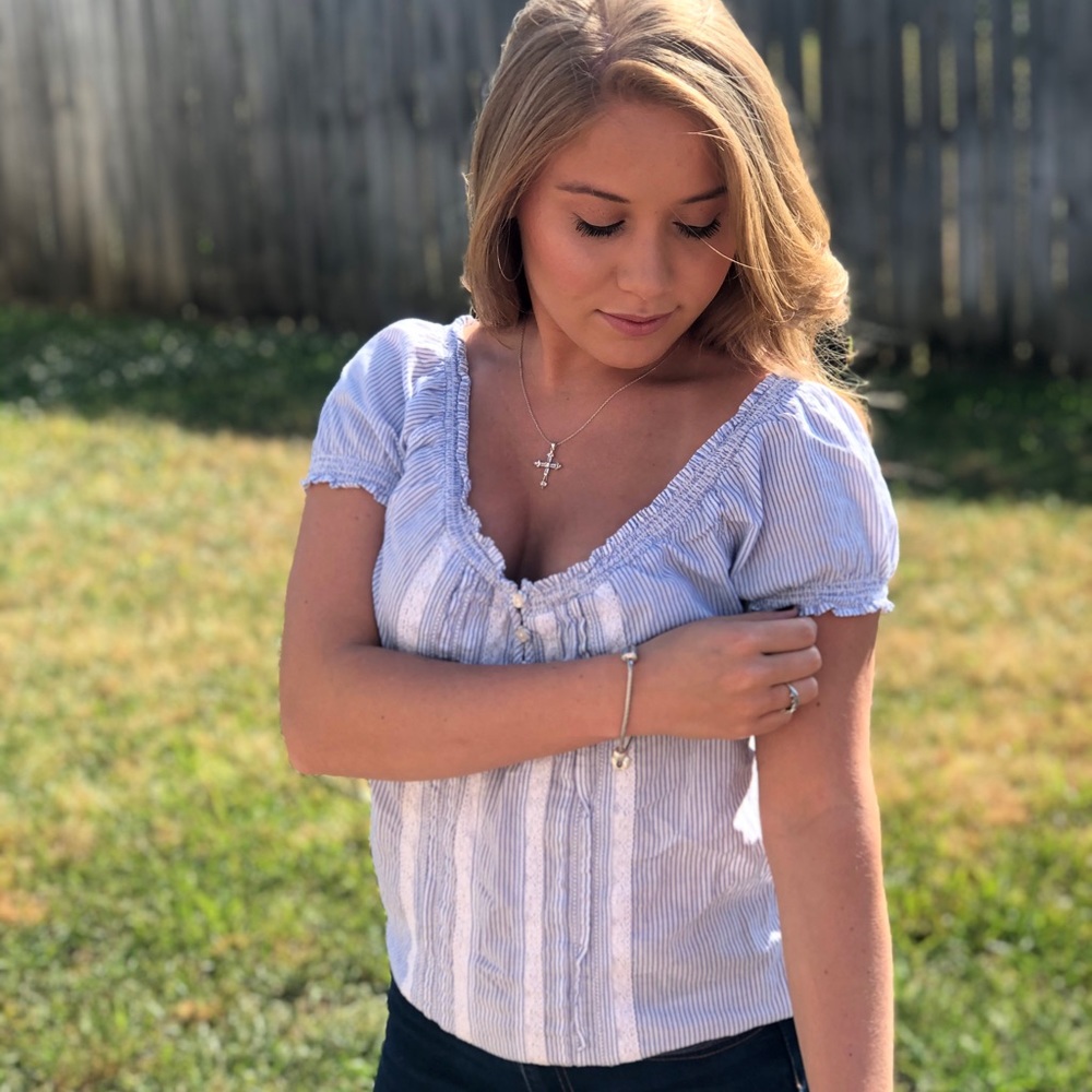 Hollister short sleeve top size - M